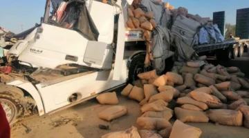 مصرع وإصابة ثلاثة أشخاص في حادث تصادم مروع بالطريق الصحراوي الغربي